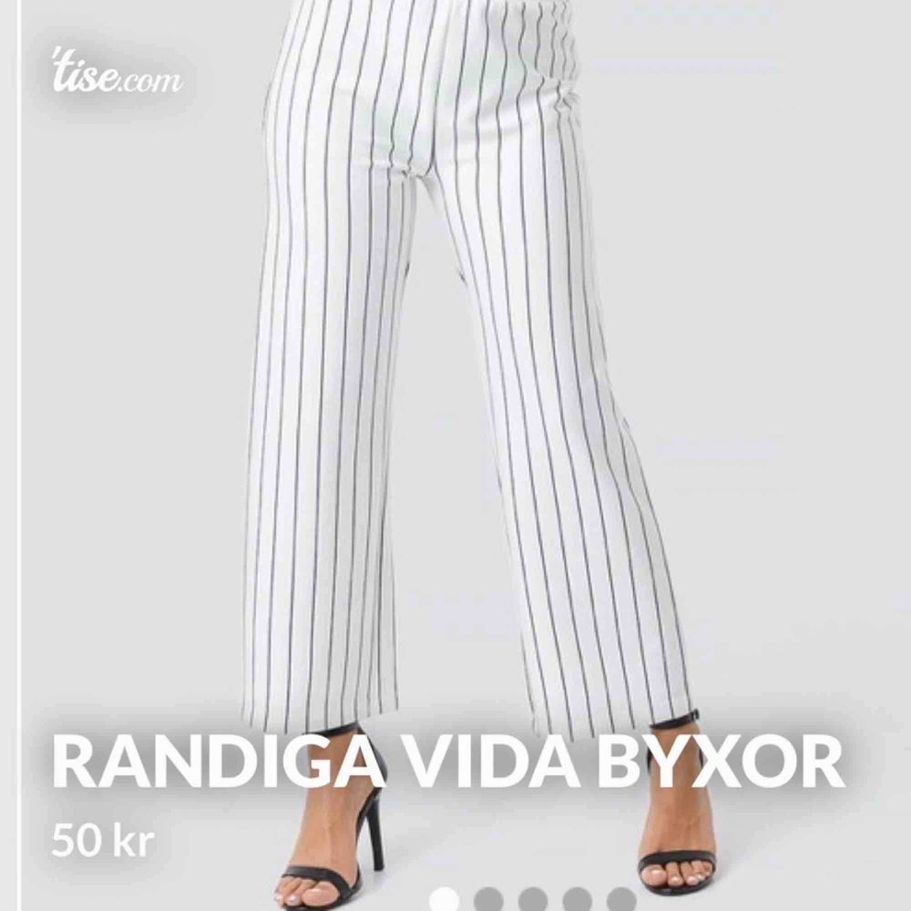 Randiga vida byxor i mjukt material från Gina! Har klippt till de vid benen men inget som syns, se på den andra bilden 🌼☺️ #byxor #vidabyxor #randig. Jeans & Byxor.