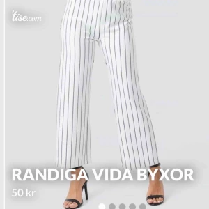  - Randiga vida byxor i mjukt material från Gina! Har klippt till de vid benen men inget som syns, se på den andra bilden 🌼☺️ #byxor #vidabyxor #randig