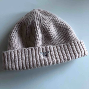  - Rosa gant-mössa. I gott skick, använd fåtal gånger. Säljer pga det inte längre är min stil. Ord. Pris, 500 kr, säljer för 279kr Fraktar även😁 