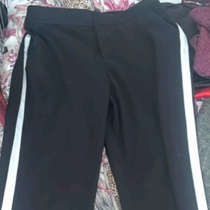  - ”Kostymbyxor ” kortare vid benen