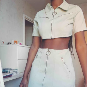  - Ett riktigt nice set! du kan även separera plaggen och kombinera med något annat snyggt klädesplagg🤩  (frakt ingår i priset) (toppen storlek M ) (kjolen storlek L) 