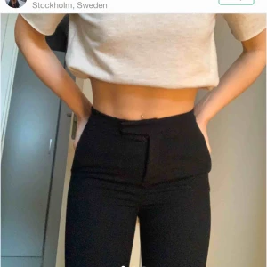  - (Inte mina bilder)  Säljer dessa byxor som jag köpte här på Plick! Tyvärr inte riktigt min still men väldigt fina byxor! Säljer dem för 110kr 
