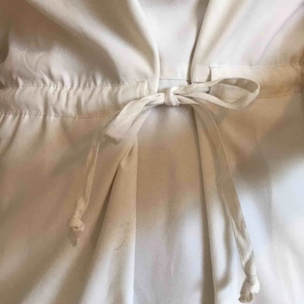 Vit klänning med knyt i midjan från Kenzas märke IvyRevel! Använd 1 gång på min student och den är i jättebra skick helt utan fläckar. Frakt ingår i priset ☀️. Klänningar.