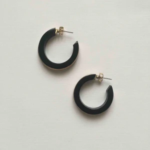  - Svarta örhängen köpta från Plick använda fåtal gånger. Köparen står för frakt💛