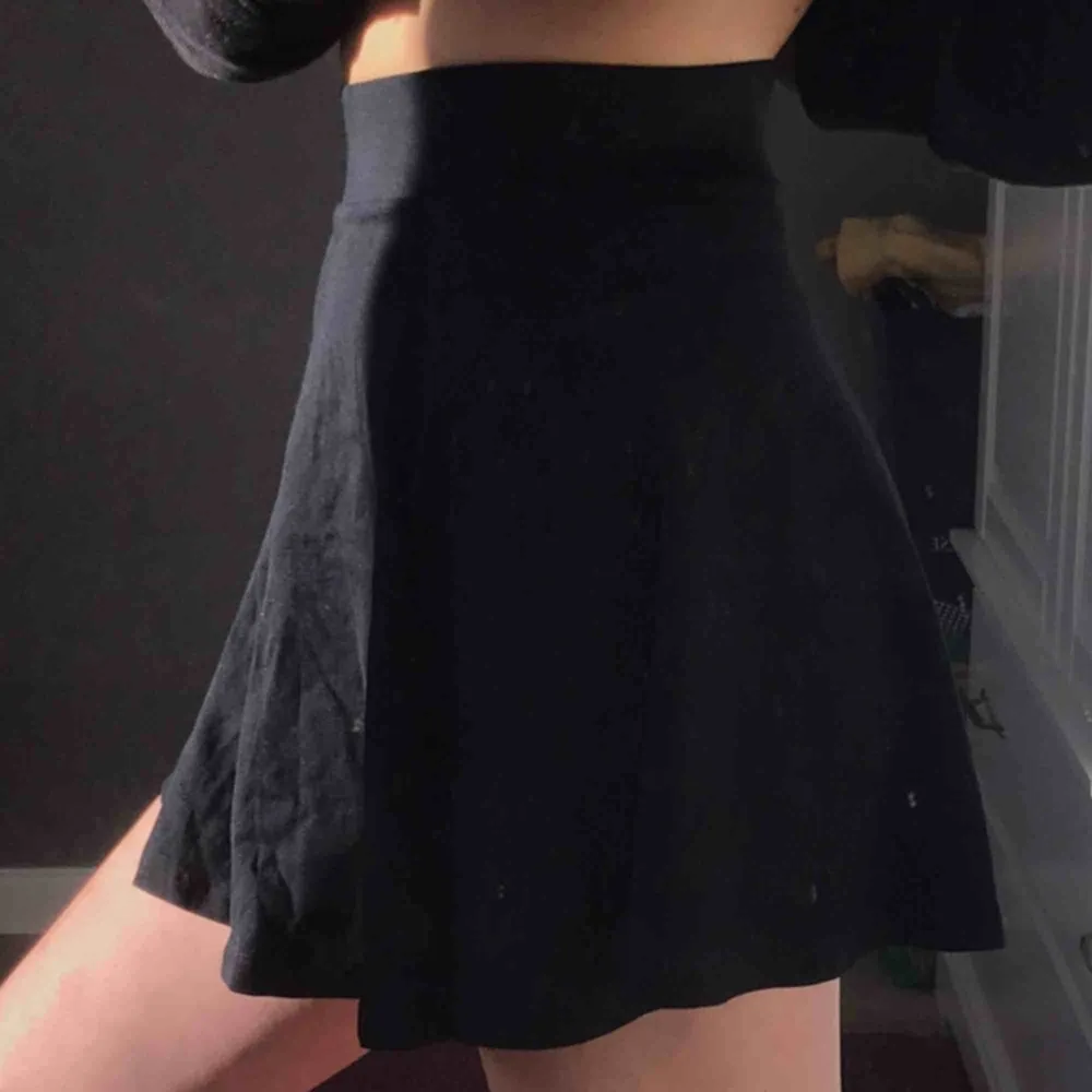 Gullig kjol från hm, i A-linje modell! Har inte använts på länge men är fortfarande i bra skick, stl sx men passar forfarande mig i stl S.. Kjolar.