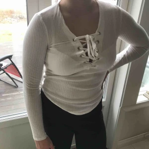  - Vit tröja från Gina Tricot. Frakt tillkommer 