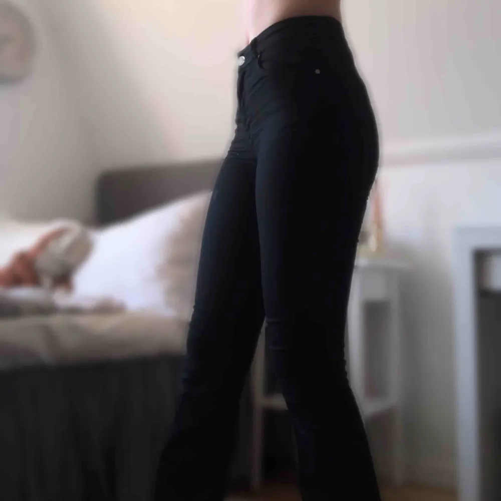 Intressekoll: Svarta bootcut jeans från BikBok. Knappt använda. Nypris 599kr. Jeans & Byxor.
