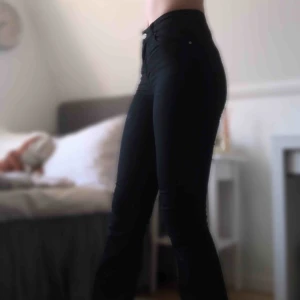  - Intressekoll: Svarta bootcut jeans från BikBok. Knappt använda. Nypris 599kr