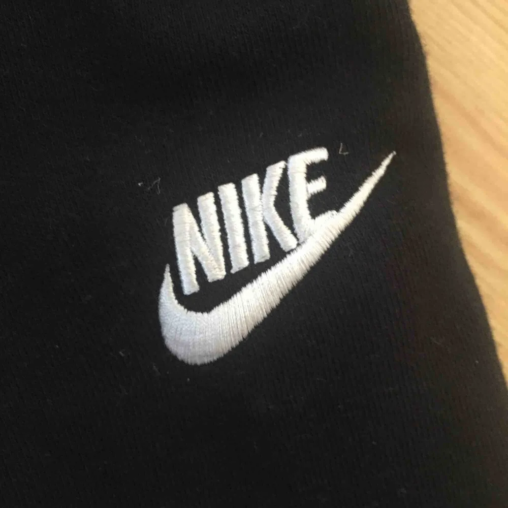 Ett par jätte sköna Nike sweatpants. Använda 1 gång, säljer på grund av att jag köpte fel storlek då jag skulle ha S.  Köpare står för frakt! . Jeans & Byxor.