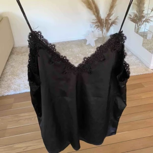  - Hej! Säljer ett super fint svart spetslinne ifrån bikbok!🥰