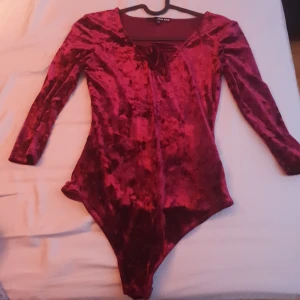 Röd body - Röd sammetsbody. Knappt använd. 