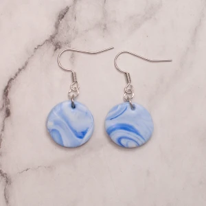 Blue ocean - Underbara örhängen i blått och vitt, nickelfria. 11:- i frakt, fri frakt vid köp över 100:-. 