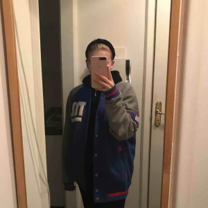 - Säljer min as coola varsity jacka! Jag har i vanliga fall storlek S på jackor, men ville ha den oversize 