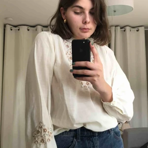  - Broderad superfin blus! Fina jordade färger!