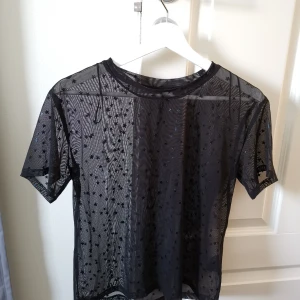 T-shirt  - T-shirt i mesh med stjärnor 