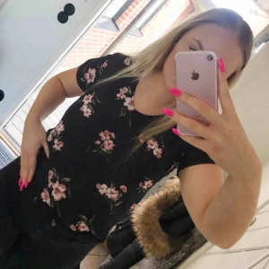  - Säljer min söta blus som tyvärr inte kommer till användning. Det är storlek L men sitter mycket mer som en M❣️