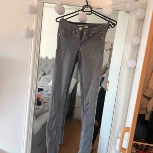  - Gråa jeans från ginatricot i modellen Alex. Aldrig använda endast testade. Jeansen är i storlek S. 70 kr + frakt
