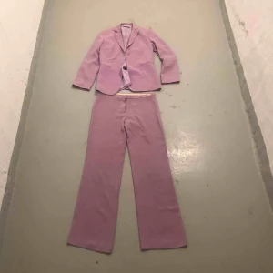  - Världens finaste kostym i pastell lila. Tyvärr har jag växt ur den här vintagedrömmen. En favorit helt klart💜