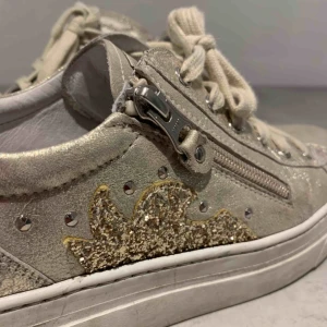  - Säljer dessa unika skor! Riktigt feta och livar upp en basic outfit😁 Köpte dem i februari på en galleria i München. Man drar på sig de enkelt med en dragkedja på sidan. Budgivning 1600kr💖