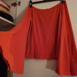 Tog shoulder tröja med utsvängda armar från bil bok. Orange. Supersnygg. Använd 1 dag. Frakt bet av köparen.