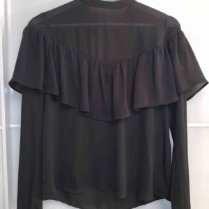  - Blus med volang från Ginatricot! Frakt tillkommer✨