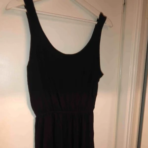  - Svart playsuit från H&M i storlek S, i gott skick.