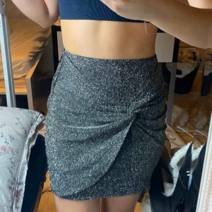  - Glittrig högmidjad kjol, stretchig 