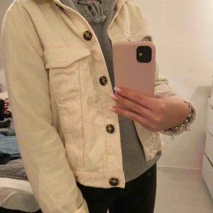  - Säljer denna Manchester jacka från hm, kommer inte till användning perfekt nu till våren! Köparen står för frakt 