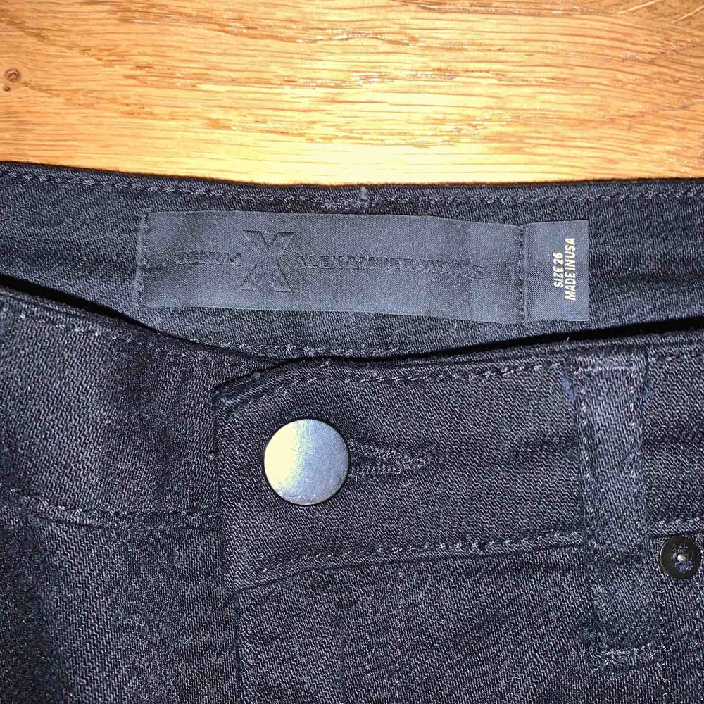 Säljer mina Alexander Wang jeans, då de blivit för små för mig. Modellen heter ”001 skinny” och nypriset är 2500kr. . Jeans & Byxor.