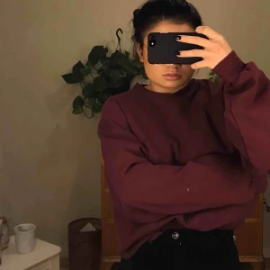 Collegetröja - Vinröd collegetröja från Beyond Retro. Knappt använd pga lite för stor för mig. Passar XS/S. Möts i Stockholm annars står köparen för frakten💋🐙🌹🍒