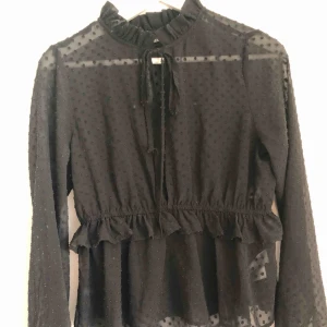  - Prickig snygg blus från BikBok, passar perfekt till festligheter men även till vardagen. Använd men helt okej skick. Köparen står för frakten!