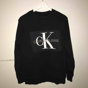 Blå Calvin Klein tröja till salu! Köptes på CareOfCarl hemsida för 999kr i storlek XS men är stor i storleken och passar S perfekt