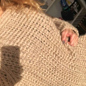  - Handgjord tjocktröja i världens mysigaste material, perfekt nu när vädret går fram och tillbaka, och så snygg till en kort jacka 😍