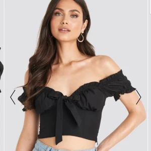  - Säljer denna super fina tröja från NAKD! Aldrig använd och säljer pga för liten och glömde skicka tillbaka i tid. Nypris 250kr.  Är i storlek 38 men skulle säga att den mer passar storlek 34/36. Kan mötas upp i Stockholm eller skicka mot frakt. 