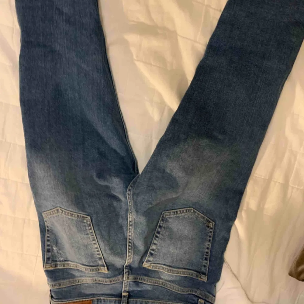 Snygga mom jeans som är oanvända och håliga.. Jeans & Byxor.