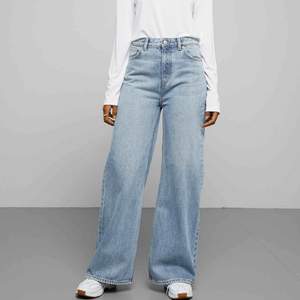 Ett par jättesnygga vida jeans från weekday i modellen Ace. Säljer pga att dom tyvärr(!!) är för stora för mig, dom är verkligen supersnygga och som nya. Frakt tillkommer💓🦋🥰 hör gärna av dig om du vill ha mer bilder!:) Pris kan diskuteras