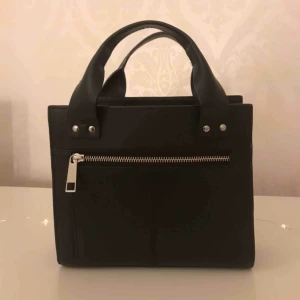 super fin wera väska i bra skick - säljer min WERA väska i väldigt bra skick. inte använd så mycket och har inga skador eller liknande därför säljer jag den ganska dyr. köpte den för 800kr💕 frakt tillkommer och jag möts ej upp!