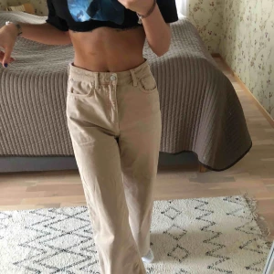  - Asfeta jeans från Weekday i modellen ACE och färgen SAND, slutsålt typ överallt! 💫 Har tyvärr insett att de är lite korta och lite stora i midjan för en bebis som mig, annars hade jag använt dem varje dag no cap. Knappt använda men gött mjuka;))