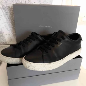  - Platform Axel Arigato skor i storlek 38. Inklusive originalkartong, dustbag och tillbehör!