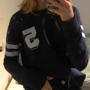  - Sweatshirt från Lager 157. Har haft den ganska länge men används ej. Marinblå med vitt ”tryck”