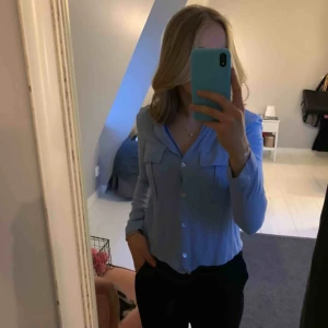  - Jättegullig ljusblå blus från zara. En av mina all time favoriter men som tyvärr har blivit för liten. Superfint skick!