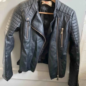  - Bra skick, använd upp till 5 gånger. Storlek 38 men lite liten i storlek skulle jag säga. Från chiquelle 