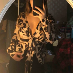  - snygg silkestopp! strl 38, men passar 36. använd 2-3 gånger annars nyskick. passa på o fynda😊möts upp eller fraktar (20kr)