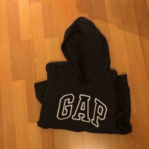  - En svart gaptröja