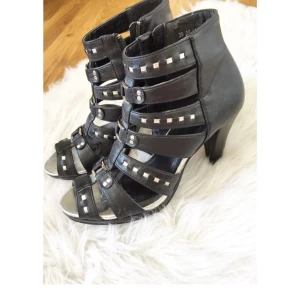  - Klackskor i fint skick. Stl 39 men kan även passa 38.