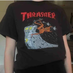  - Udda Thrasher t-shirt köpt på Hollywood Svin ball men kommer inte till användning Passar även M 