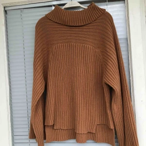  - Oanvänd Carin Wester polotröja i strl: S säljes. Kan användas åt båda hållen!