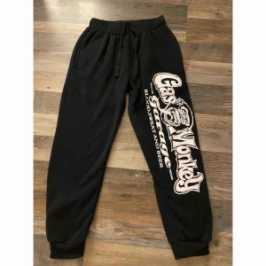  - 🌸Helt nya Gas Monkey mjukisbyxor i S men är väldigt stora i storleken så sitter som en M typ. Ny pris ligger runt 350kr. Finns även en hoodie från samma märke jag skulle kunna sälja om de önskas❣️