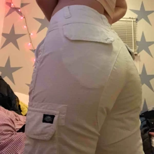  - DICKIES EDWARDSPORT CARGOBYXOR! Jättefint skick 9,6/10!!! Jag är ca 170 cm och notera att storleken är i herr. Säljer pga att de är lite för korta för mig.