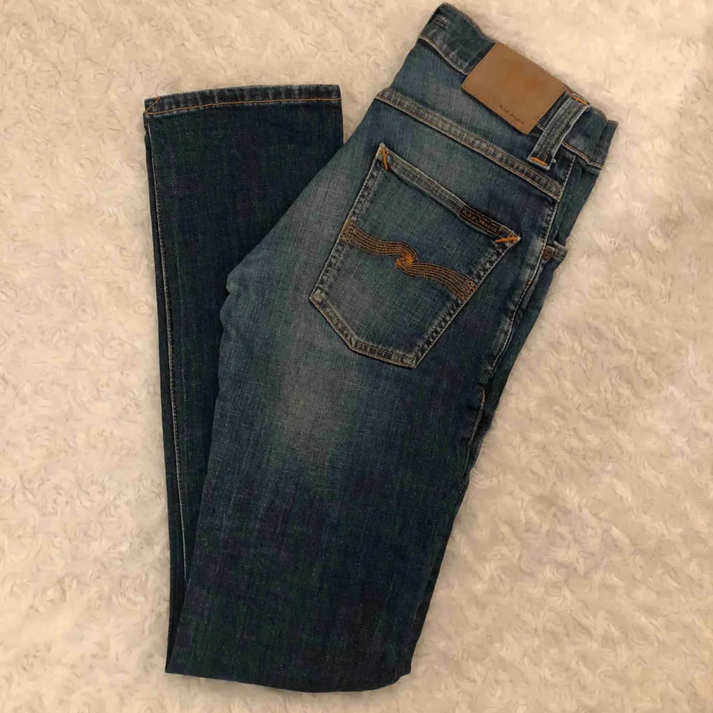 Super super fina jeans från märket Nudie! Dom är i väldigt gott skick! Modellen är i smal, rak passform. . Jeans & Byxor.
